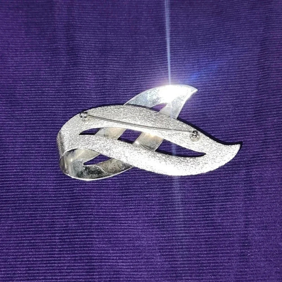 CLEARANCE Vintage Sarah Coventry Satin Flame Signed Brooch & Earrings Set - Picture 3 of 6